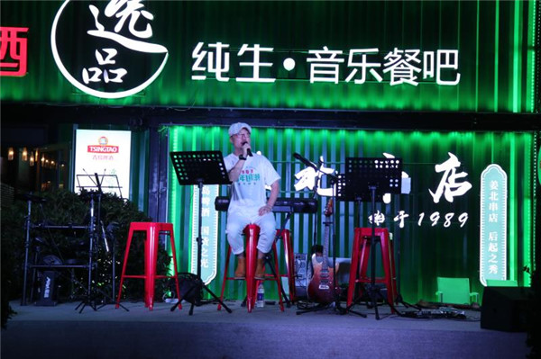 將復(fù)古女郎“請”到啤酒節(jié)，用年輕人的語言講述百年青啤的“新故事”