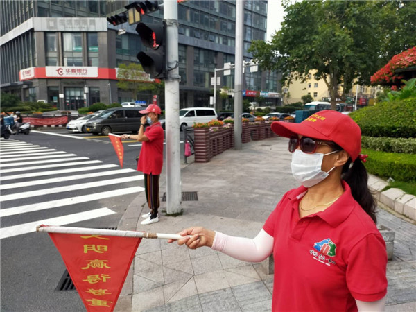 青島市北區(qū)敦化路街道公共文明引導(dǎo)志愿者為創(chuàng)城添光彩