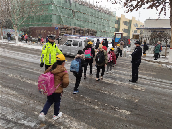 青島即墨：寒潮來(lái)襲，部門(mén)聯(lián)動(dòng)迎戰(zhàn)冰雪