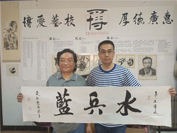 中國著名書法家“當代經(jīng)生”——郭立激情書寫“水兵藍”