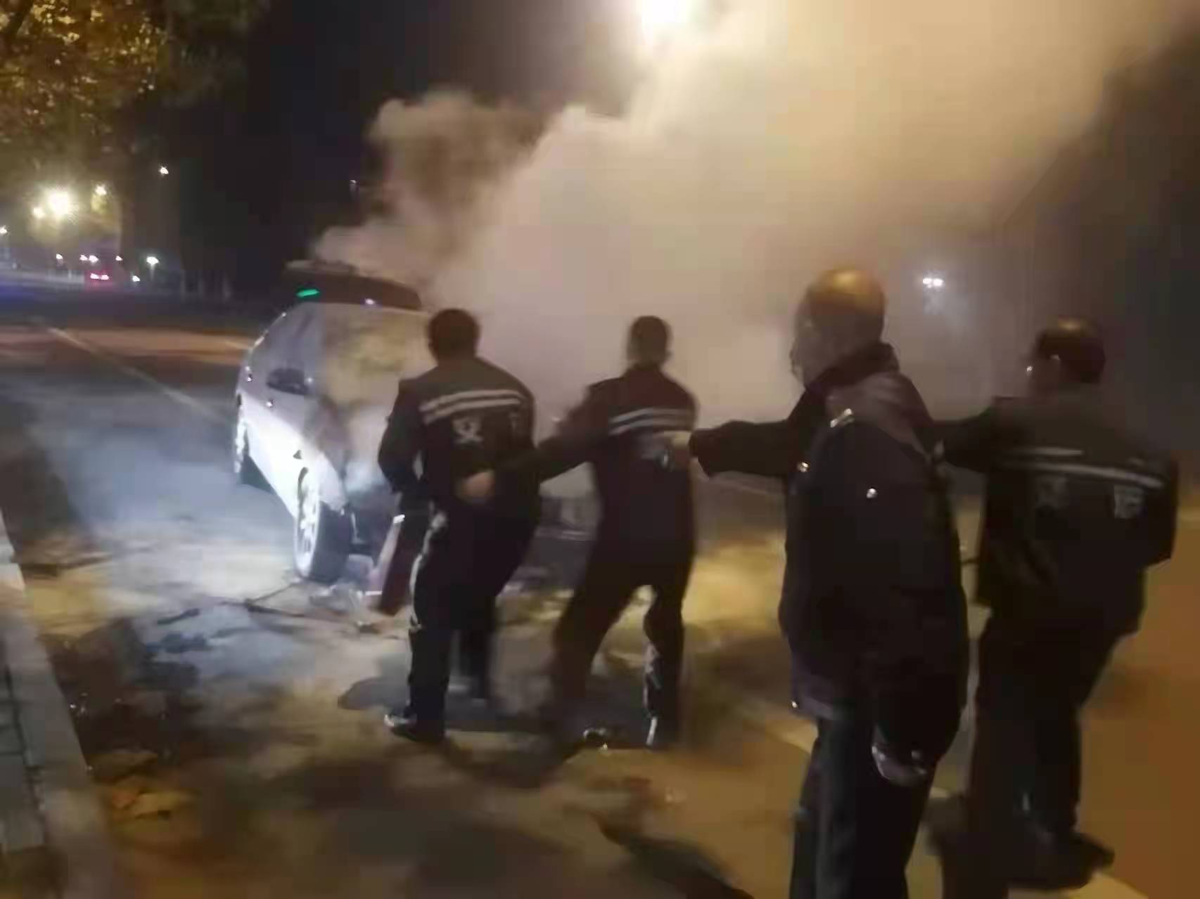 路遇轎車自燃險情，交運(yùn)好人接力救火感人