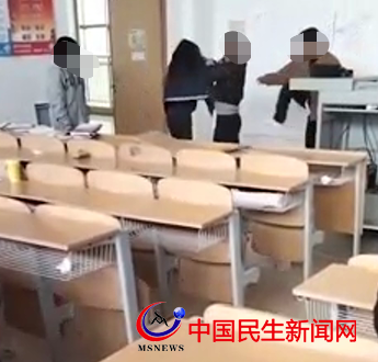 山東現(xiàn)代學院高校輔導員在教室內(nèi)毆打女生，校方：正在核查中