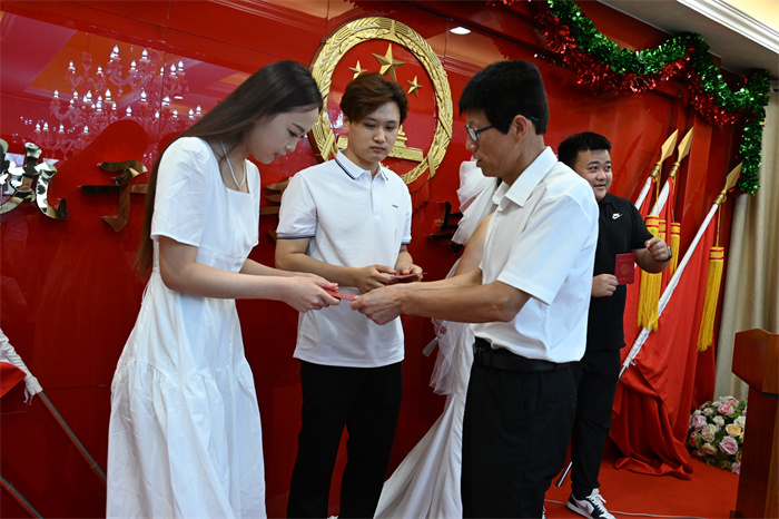 山東即墨：138對(duì)新人七夕婚姻登記處幸福滿溢