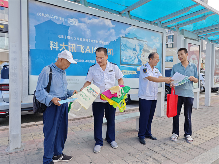 城陽巴士“誠載美好?螢火之光”志愿者助力綠色出行月，倡導(dǎo)低碳生活新方式
